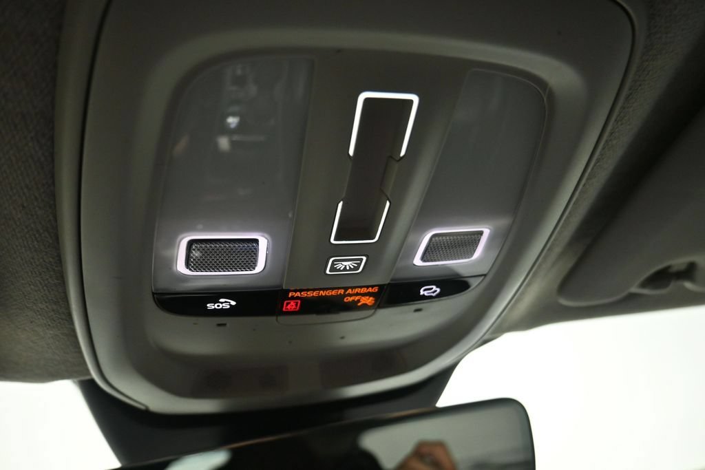Used 2023 Volvo XC40 B4 Ultimate FWD image 12