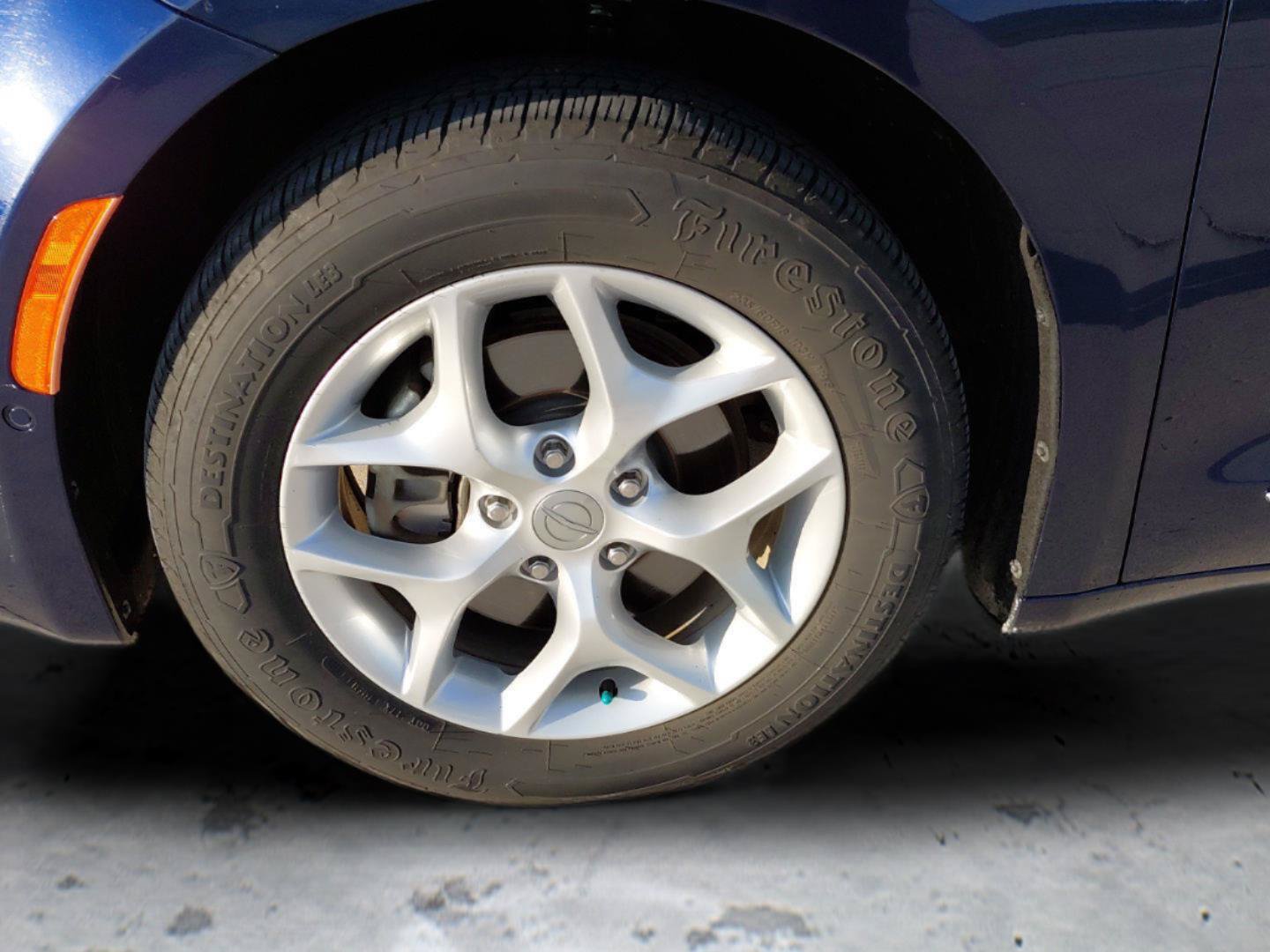 Used 2017 Chrysler Pacifica Touring-L Plus w/ Advanced Safetytec Group FWD image 9