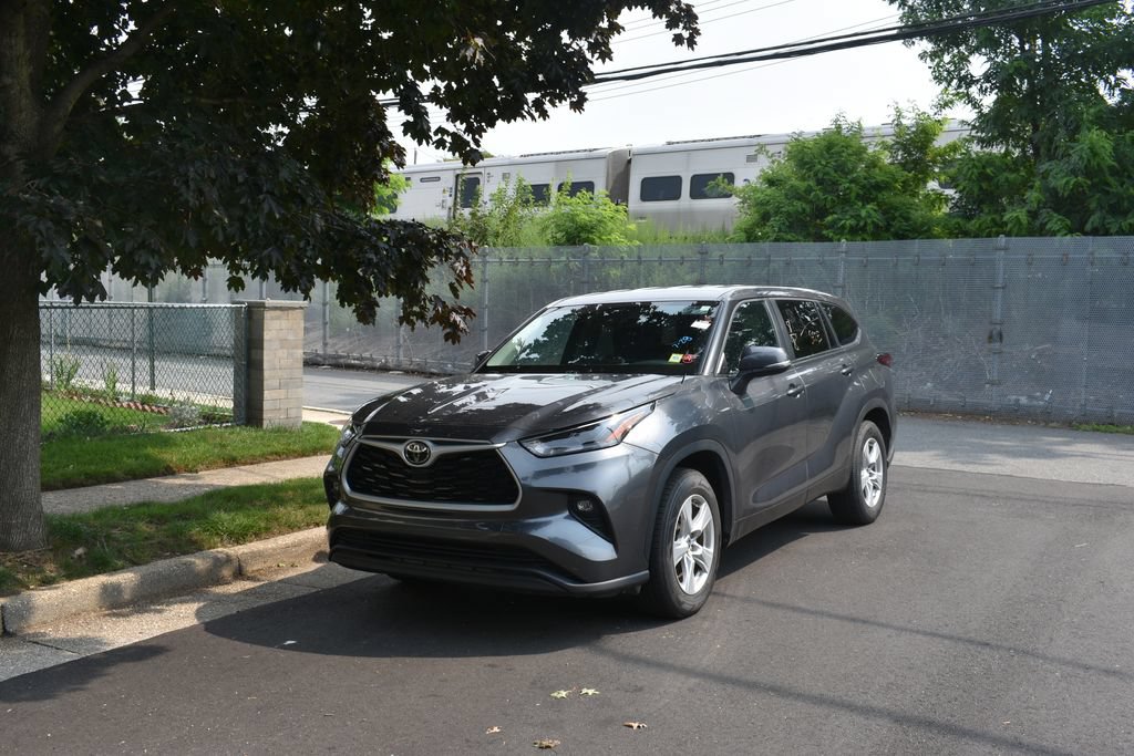 Used 2025 Toyota Highlander LE FWD image 3