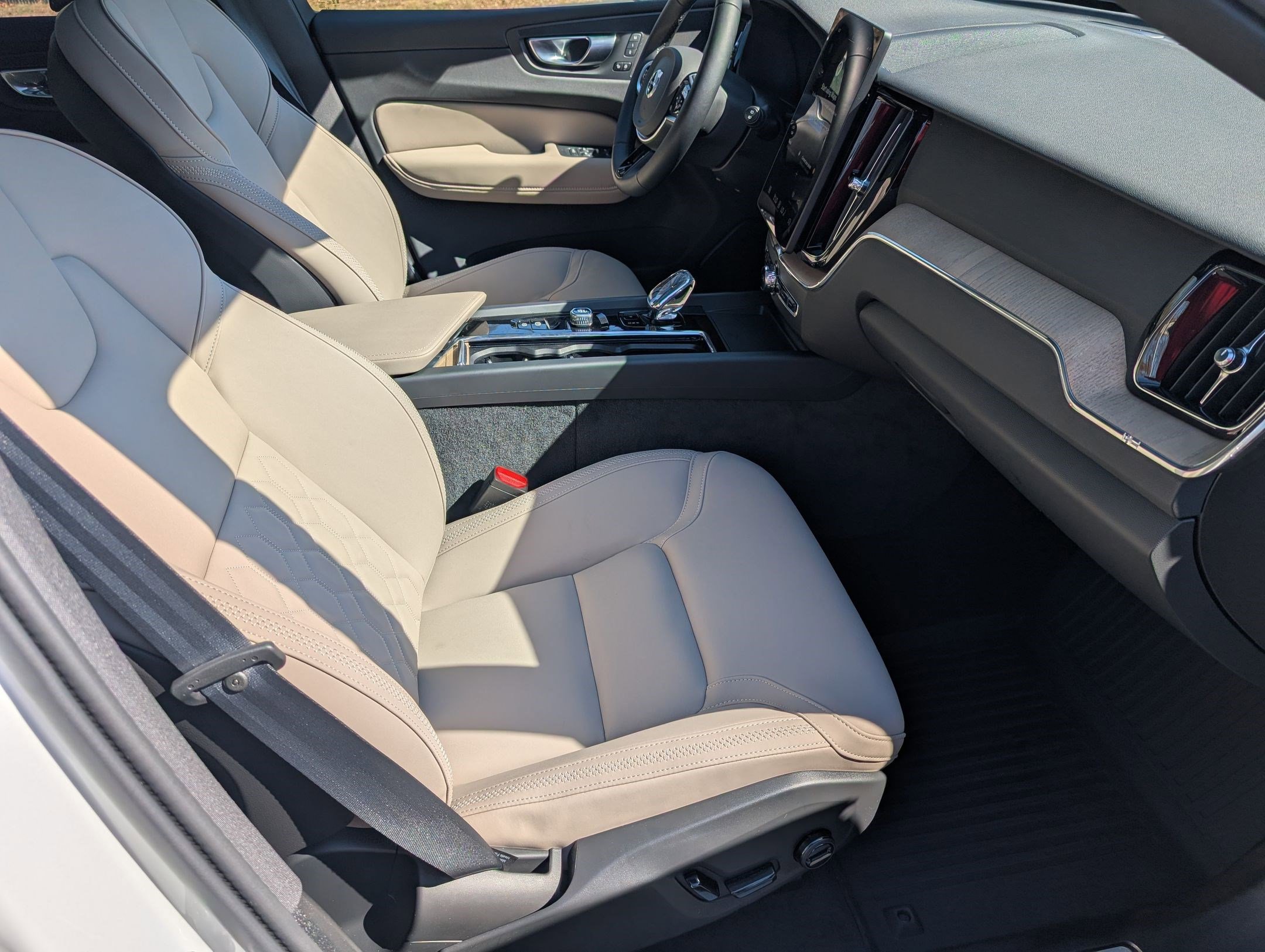 New 2026 Volvo XC60 B5 Plus w/ Protection Package Premier image 28