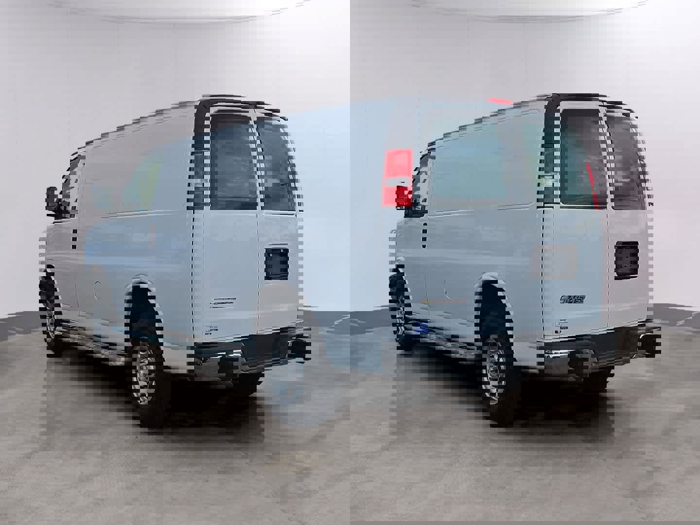 Used 2024 Chevrolet Express 2500 w/ Driver Convenience Package image 5