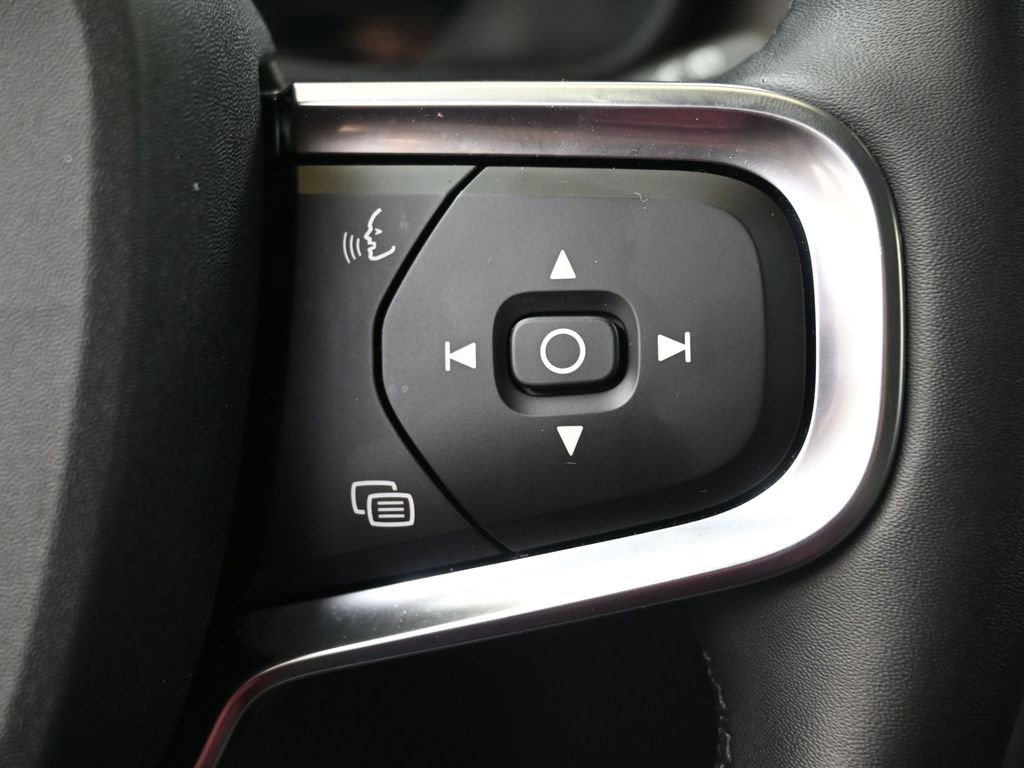 Certified 2025 Volvo XC40 B5 Core image 25