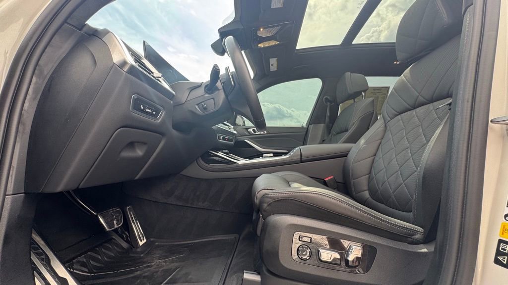 Used 2024 BMW X7 xDrive40i w/ M Sport Package image 23