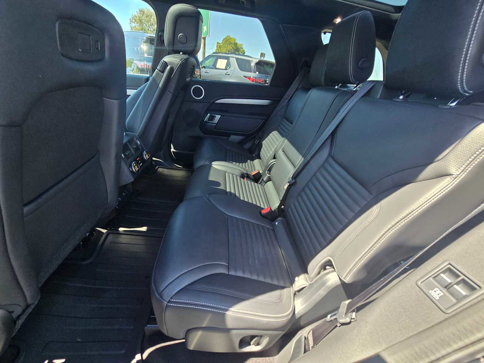 Used 2025 Land Rover Discovery Dynamic SE AWD/4WD image 18