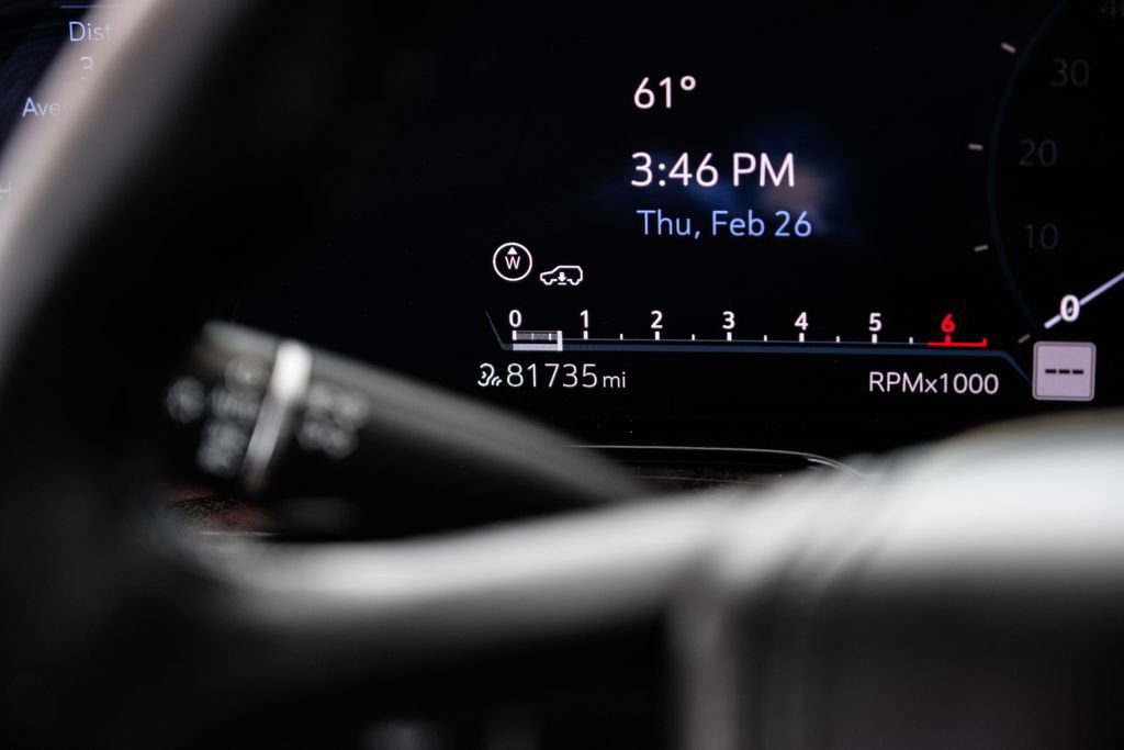 Used 2021 Cadillac Escalade ESV Premium Luxury Platinum image 17