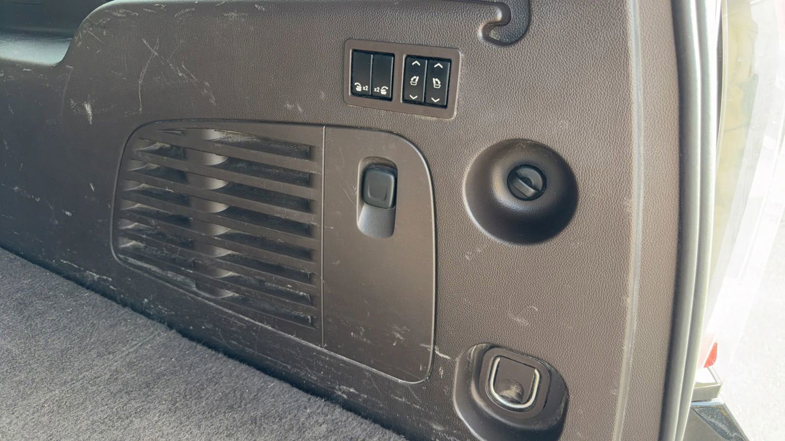 Used 2016 GMC Yukon XL Denali image 37