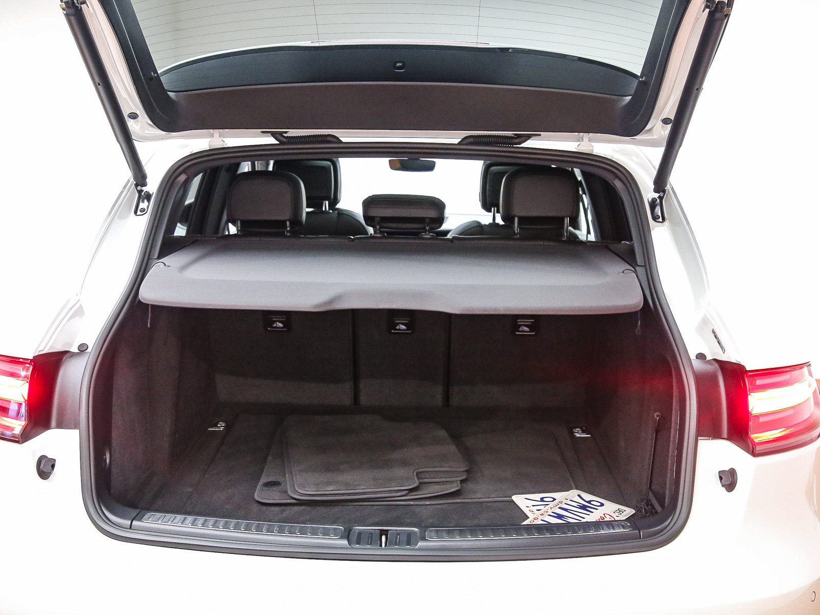 Certified 2024 Porsche Macan AWD/4WD image 31
