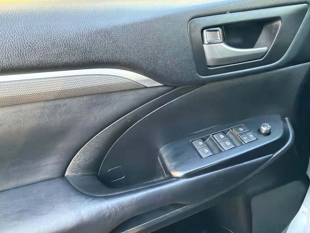 Used 2017 Toyota Highlander SE image 35