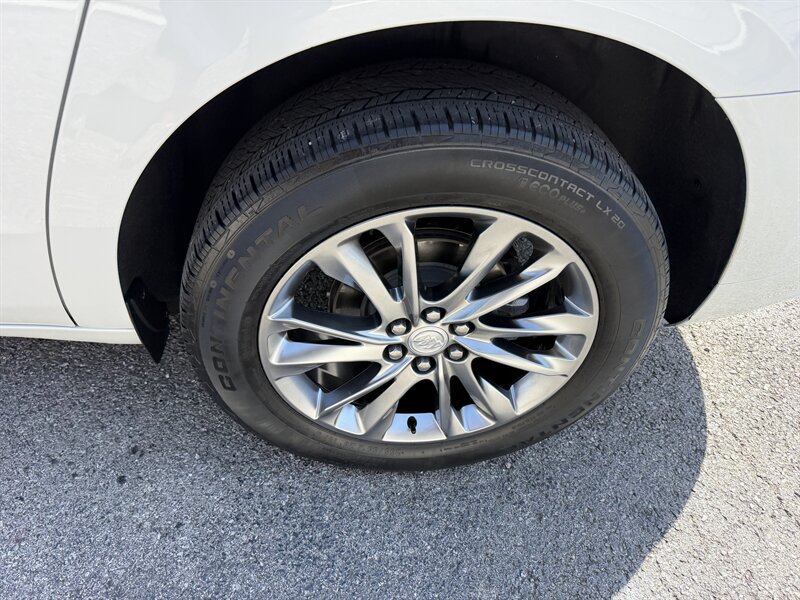 Used 2022 Buick Enclave Avenir w/ Avenir Technology Package AWD/4WD image 14