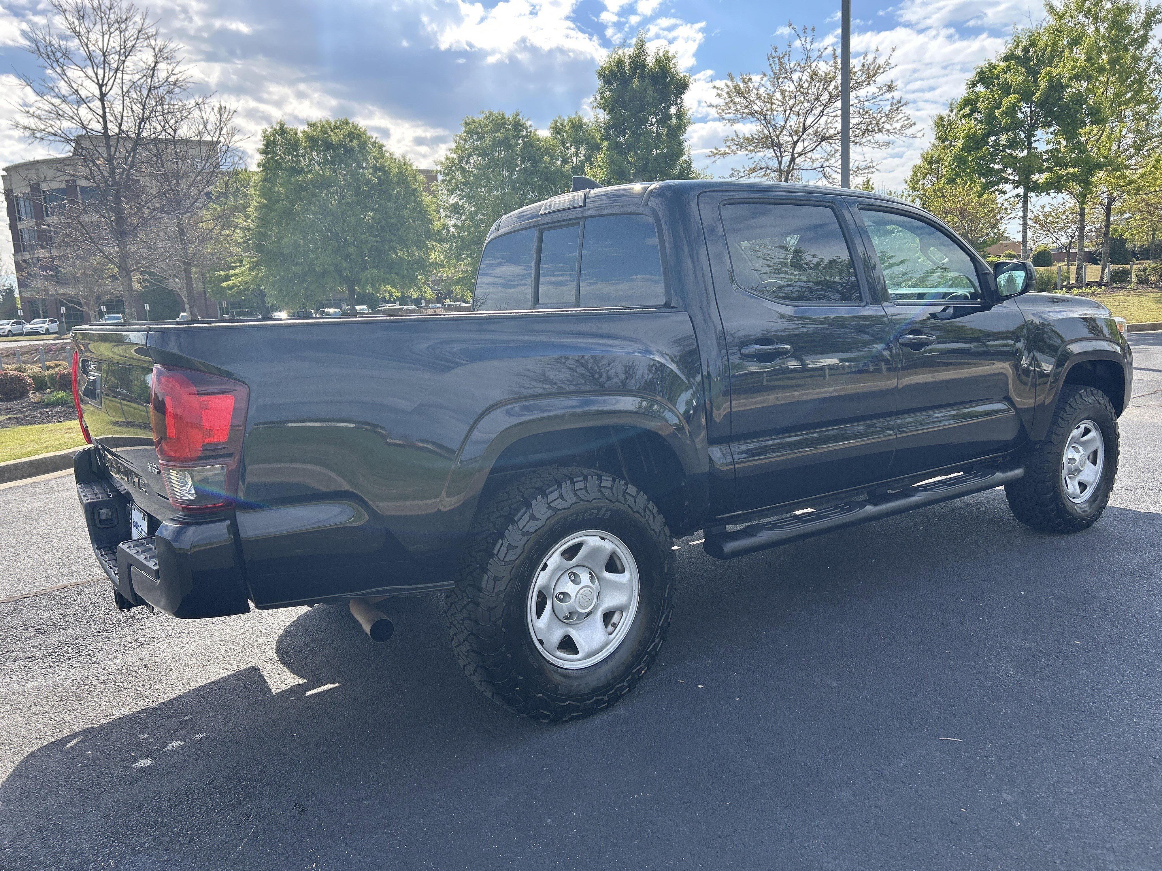 Used 2020 Toyota Tacoma SR image 9