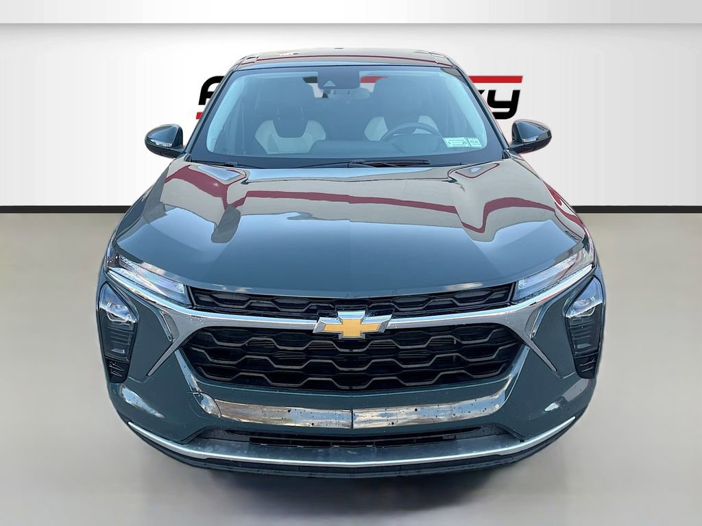 Used 2025 Chevrolet Trax LS w/ LS Convenience Package FWD image 2