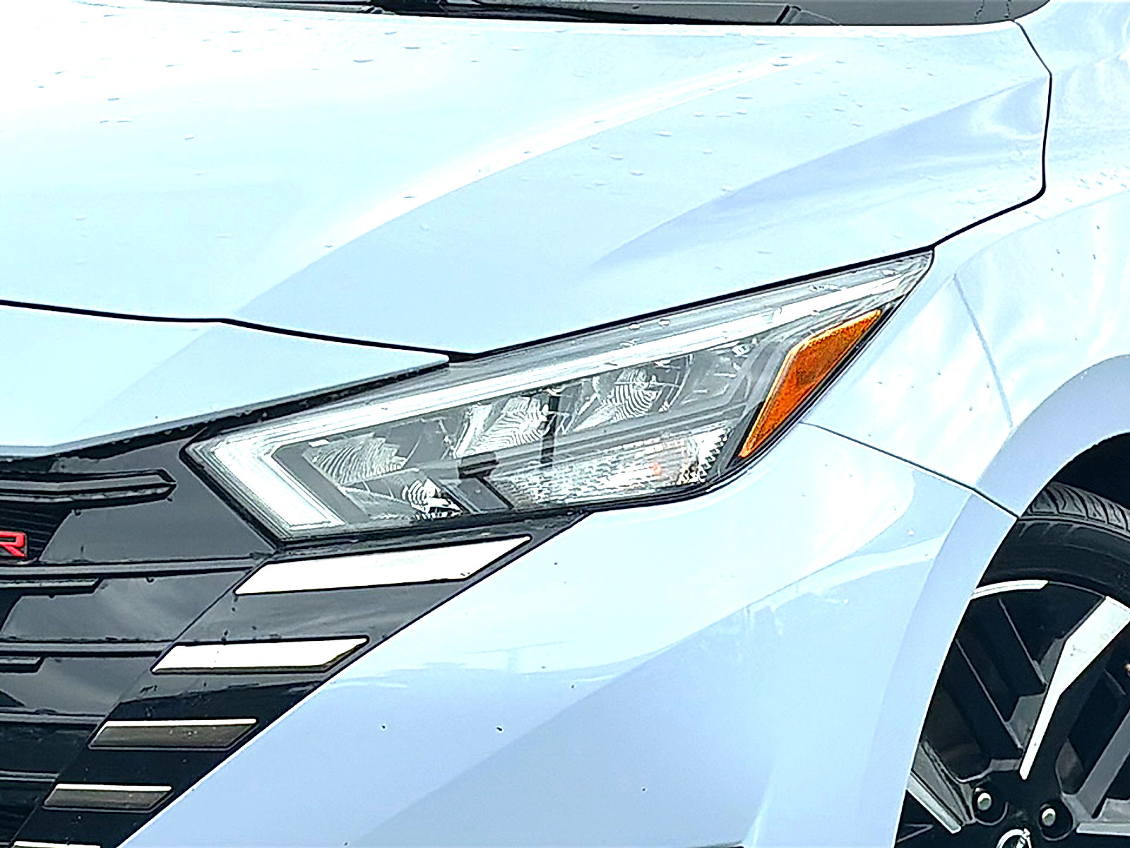 Used 2024 Nissan Versa SR FWD image 4