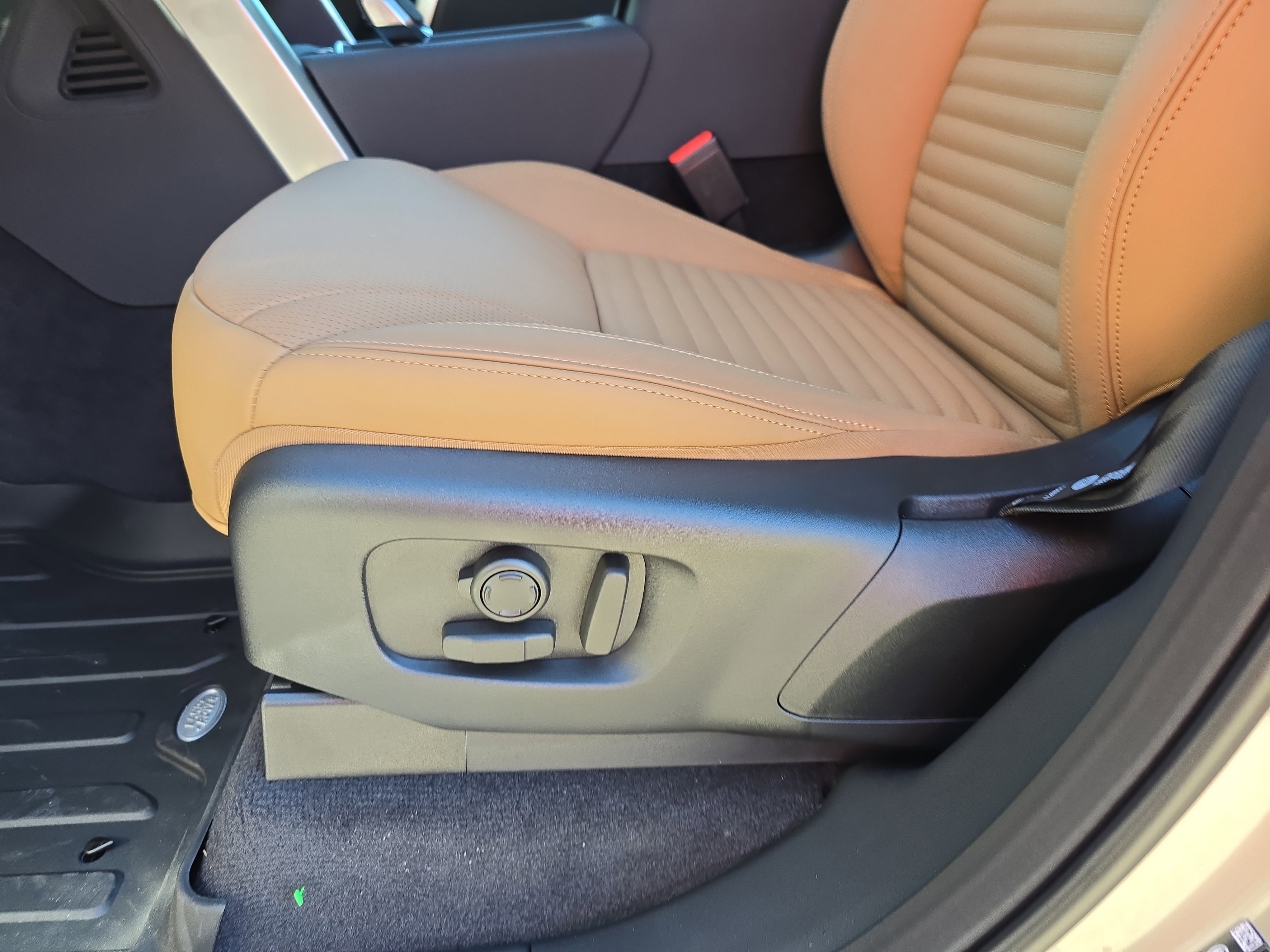 New 2026 Land Rover Discovery Dynamic SE image 28
