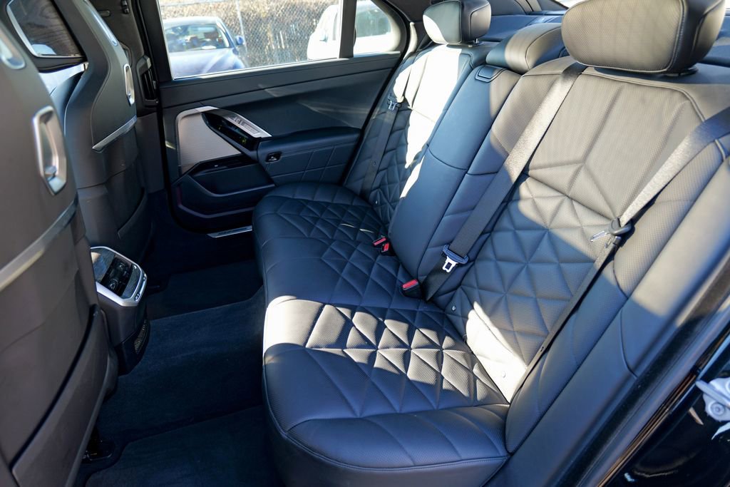 Used 2023 BMW 740i w/ Parking Assistance Package image 29