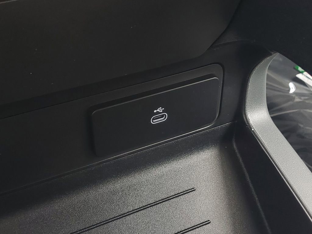 Used 2025 Land Rover Defender 130 X-Dynamic SE image 29