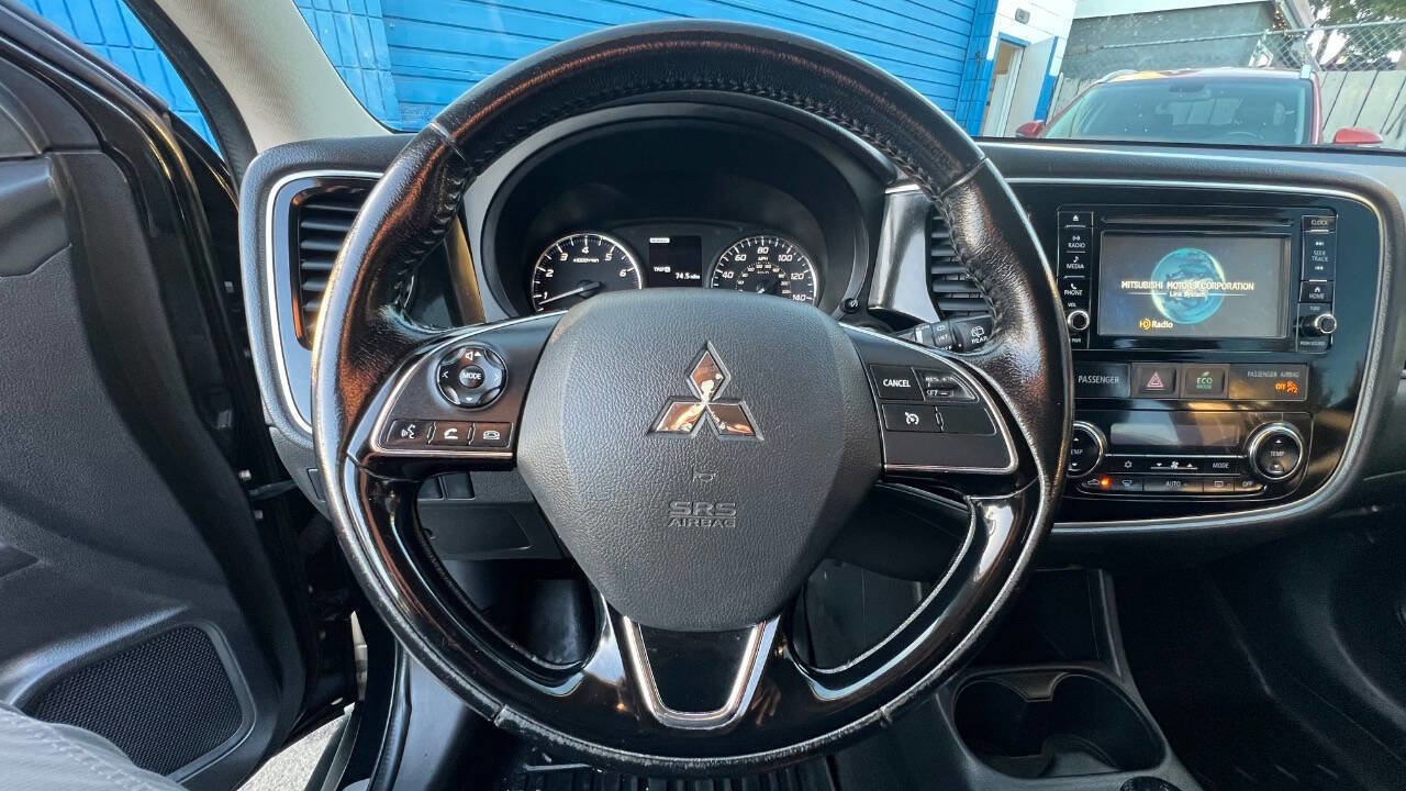 Used 2016 Mitsubishi Outlander SE image 17