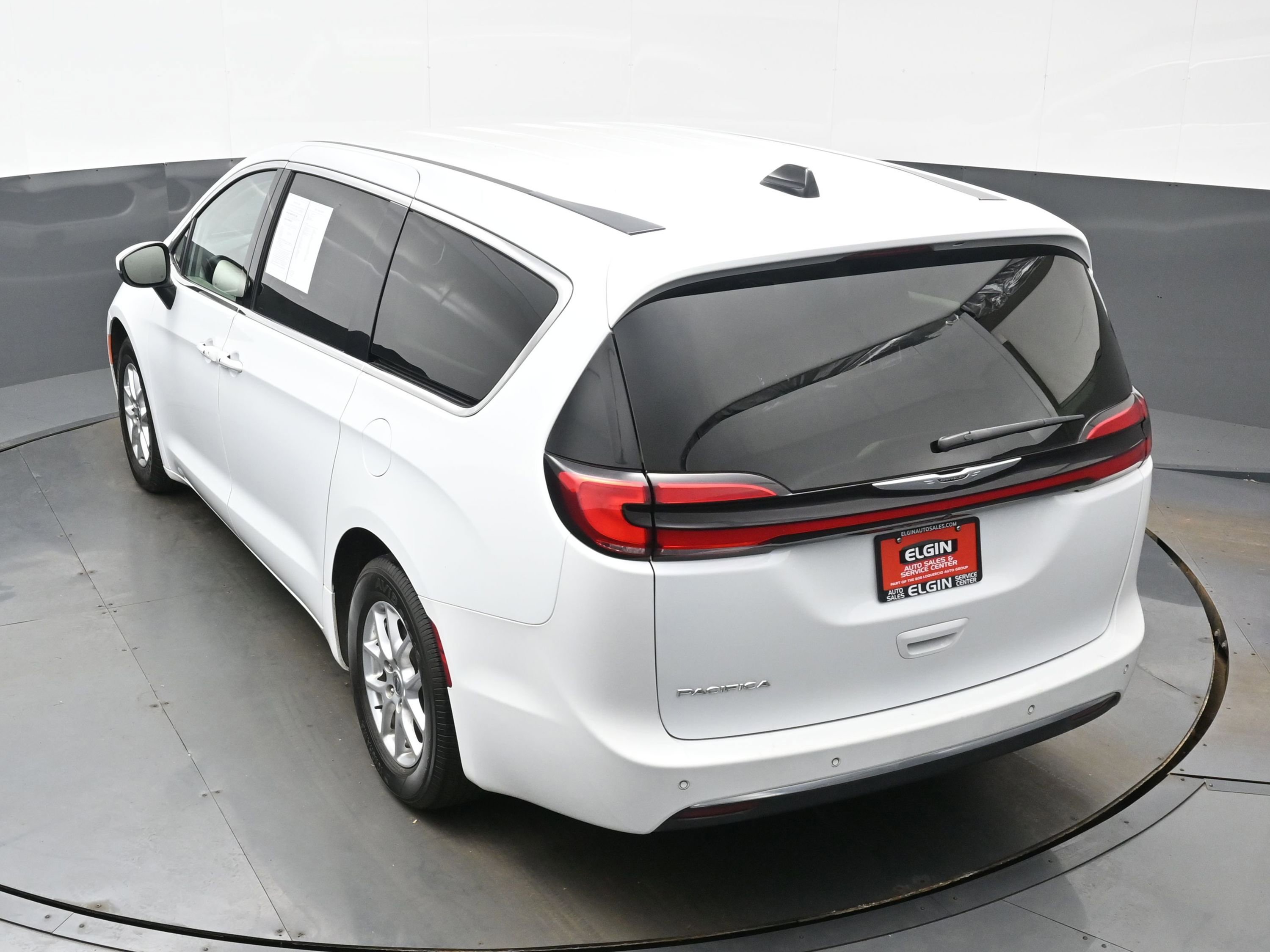 Used 2023 Chrysler Pacifica Touring-L image 35