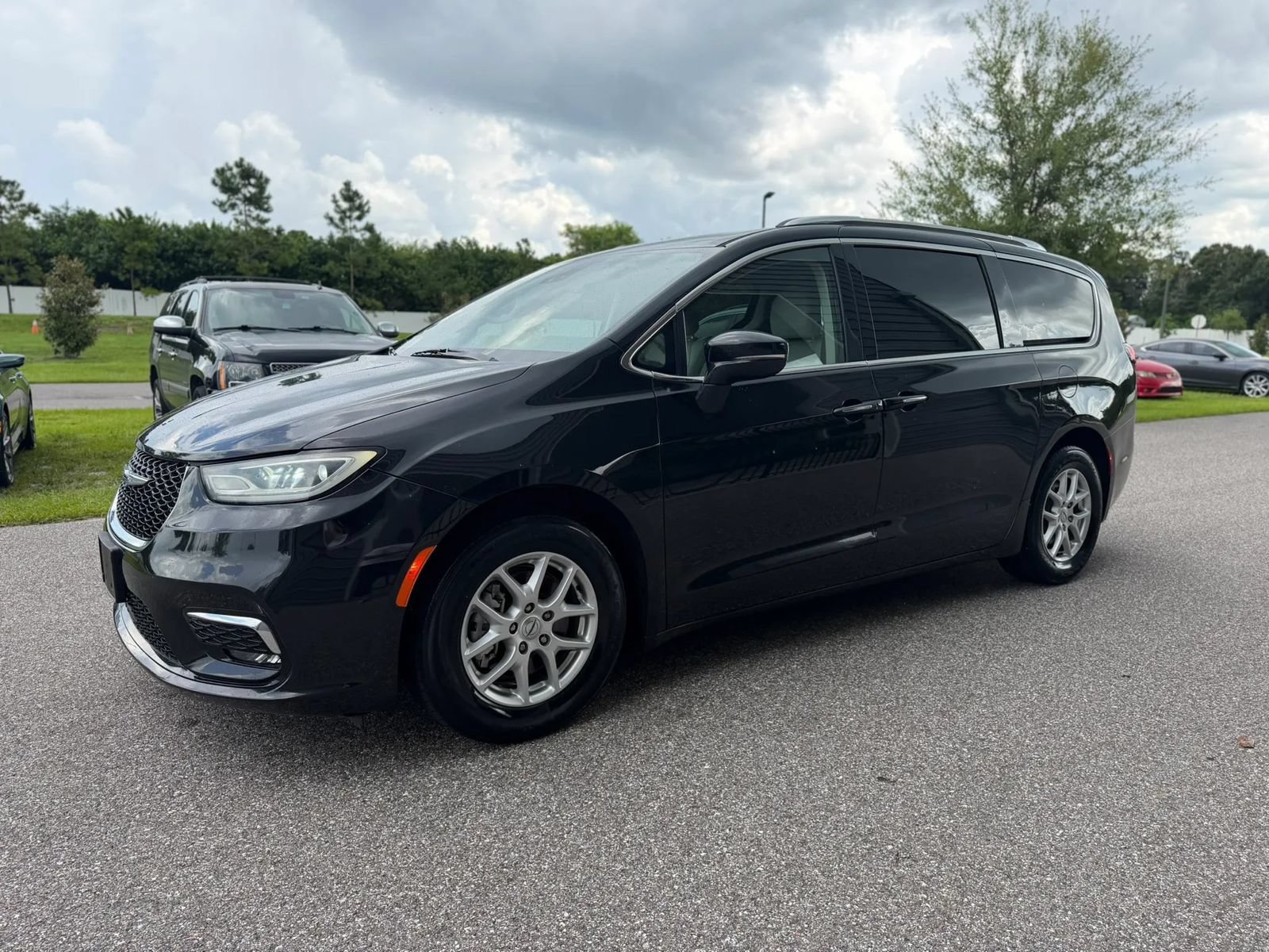Used 2021 Chrysler Pacifica Touring-L FWD image 5