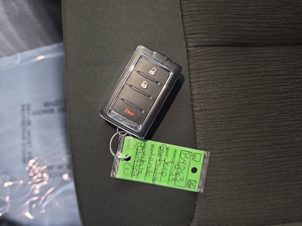 Used 2023 Jeep Grand Cherokee Laredo image 32