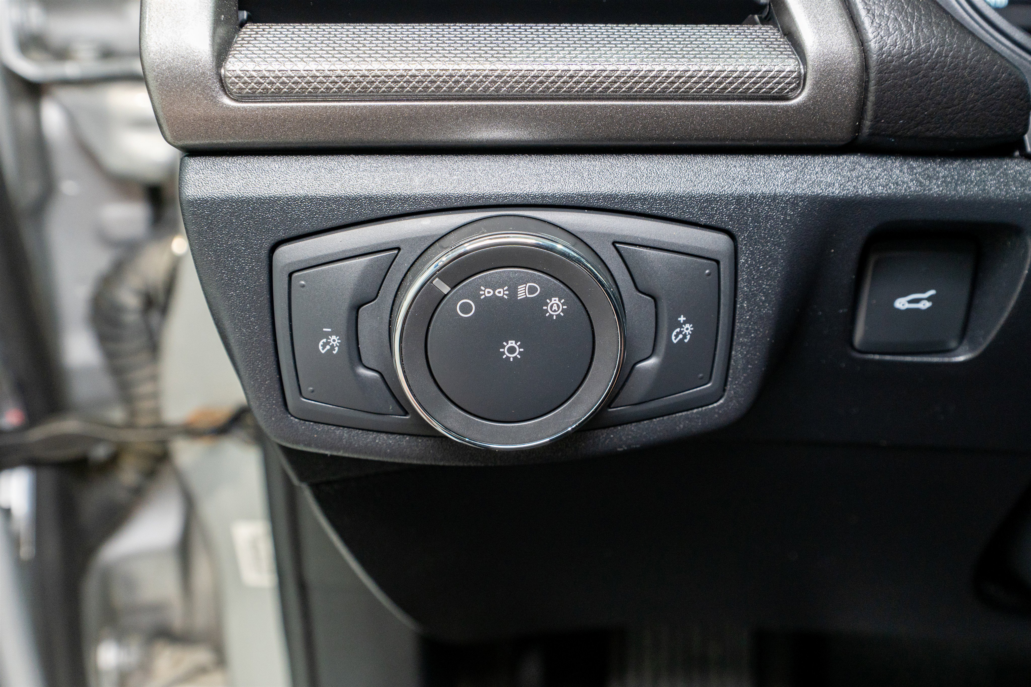 Used 2018 Ford Fusion SE FWD image 27
