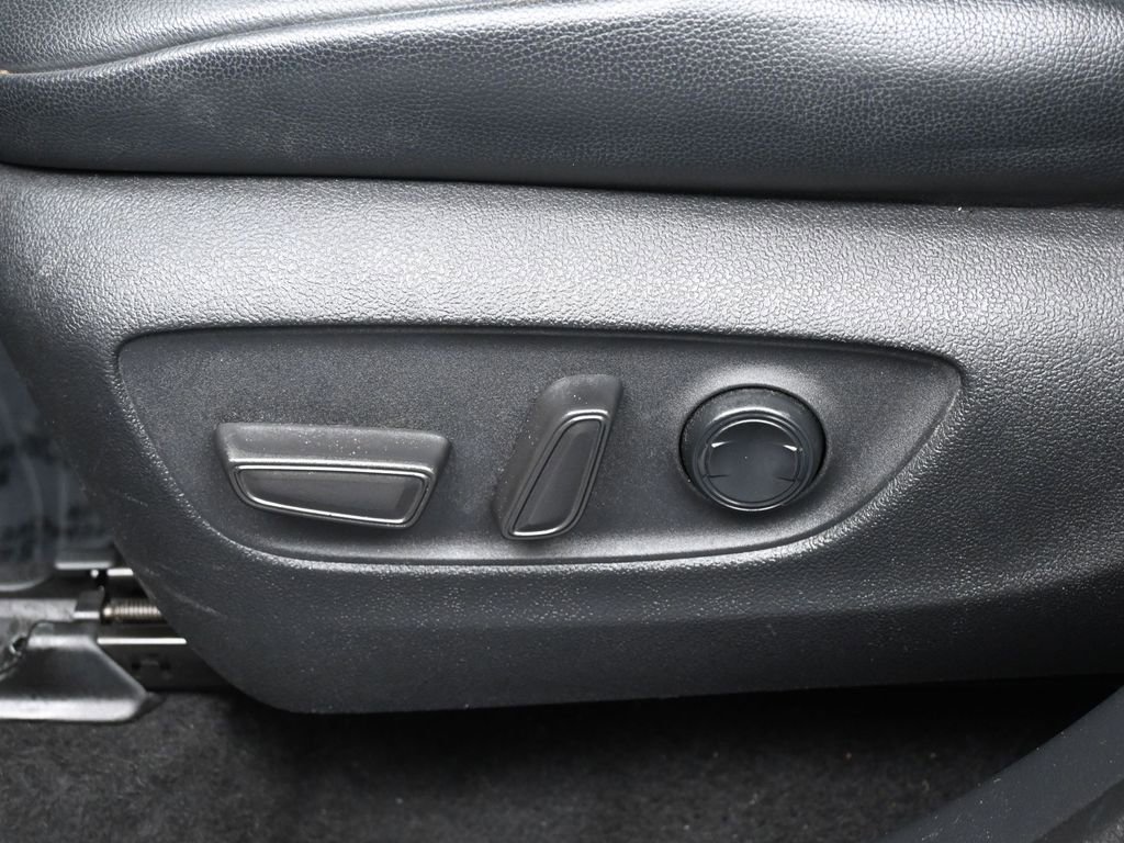 Used 2021 Toyota Highlander XLE FWD image 12