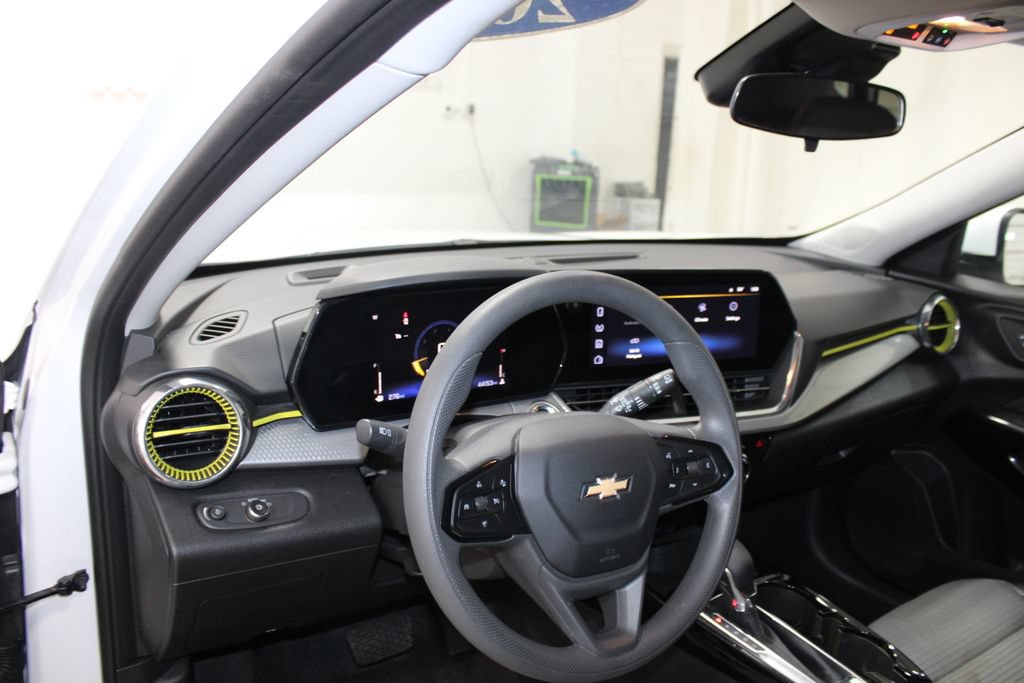 Used 2025 Chevrolet Trax LT FWD image 17