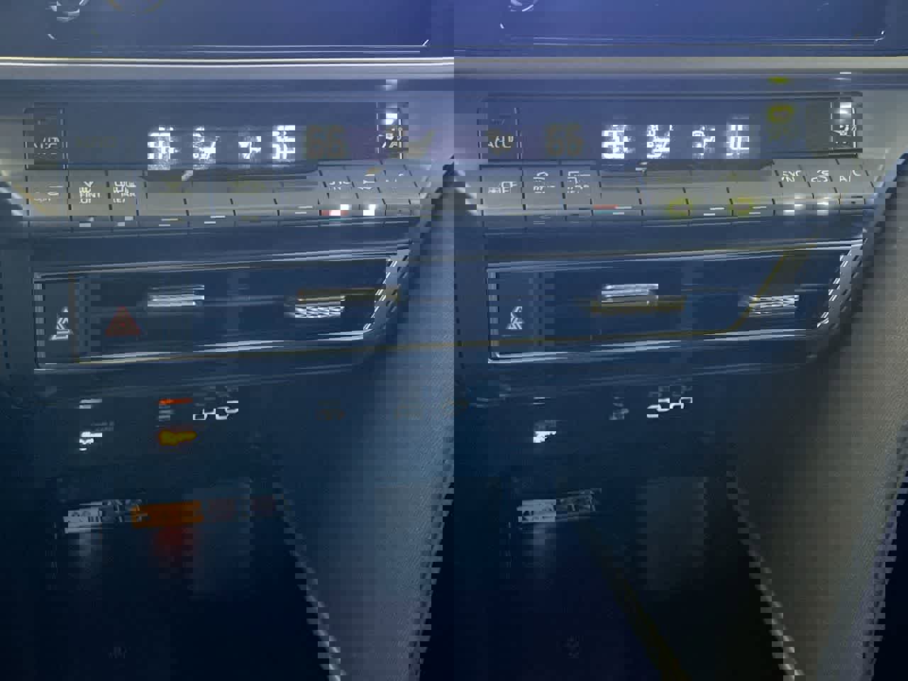 Used 2025 Toyota Camry LE w/ Convenience Package image 19