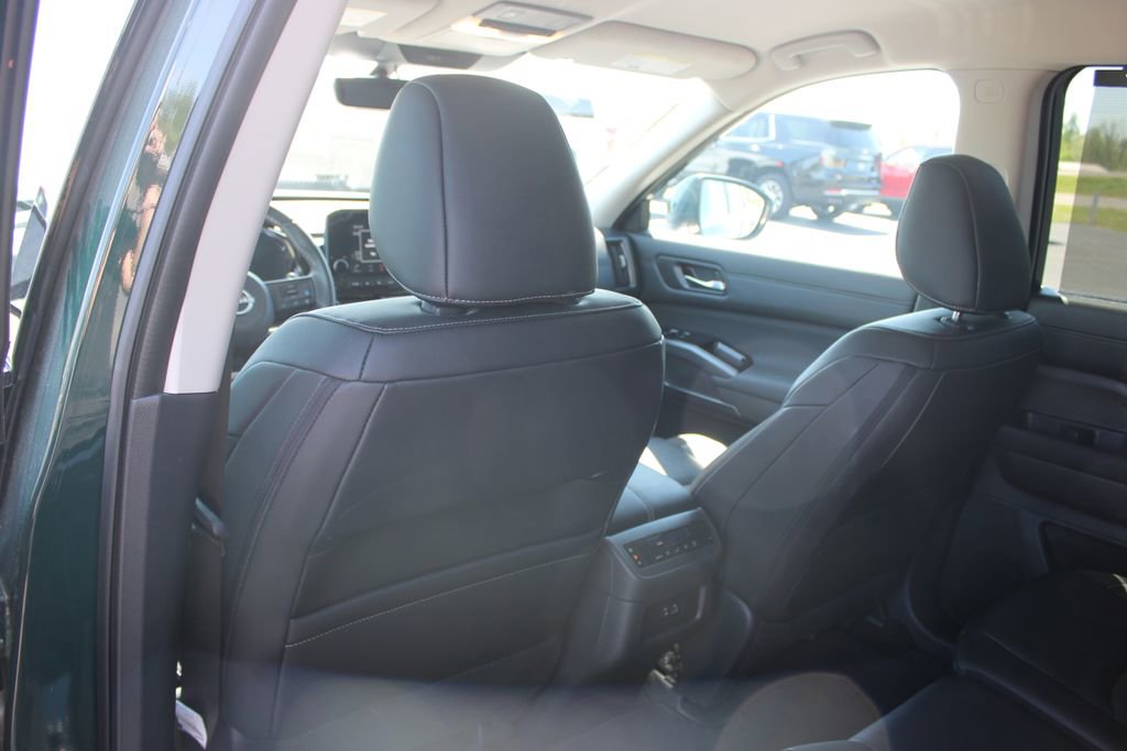 Used 2025 Nissan Pathfinder SL FWD image 26