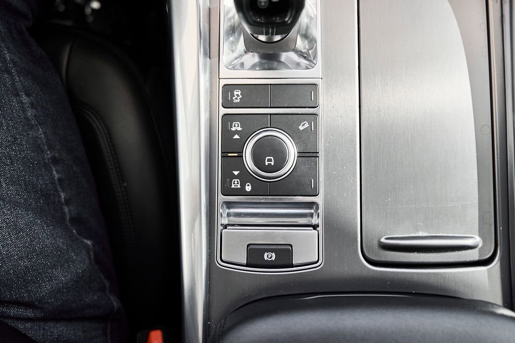Used 2020 Land Rover Range Rover Sport SE image 38