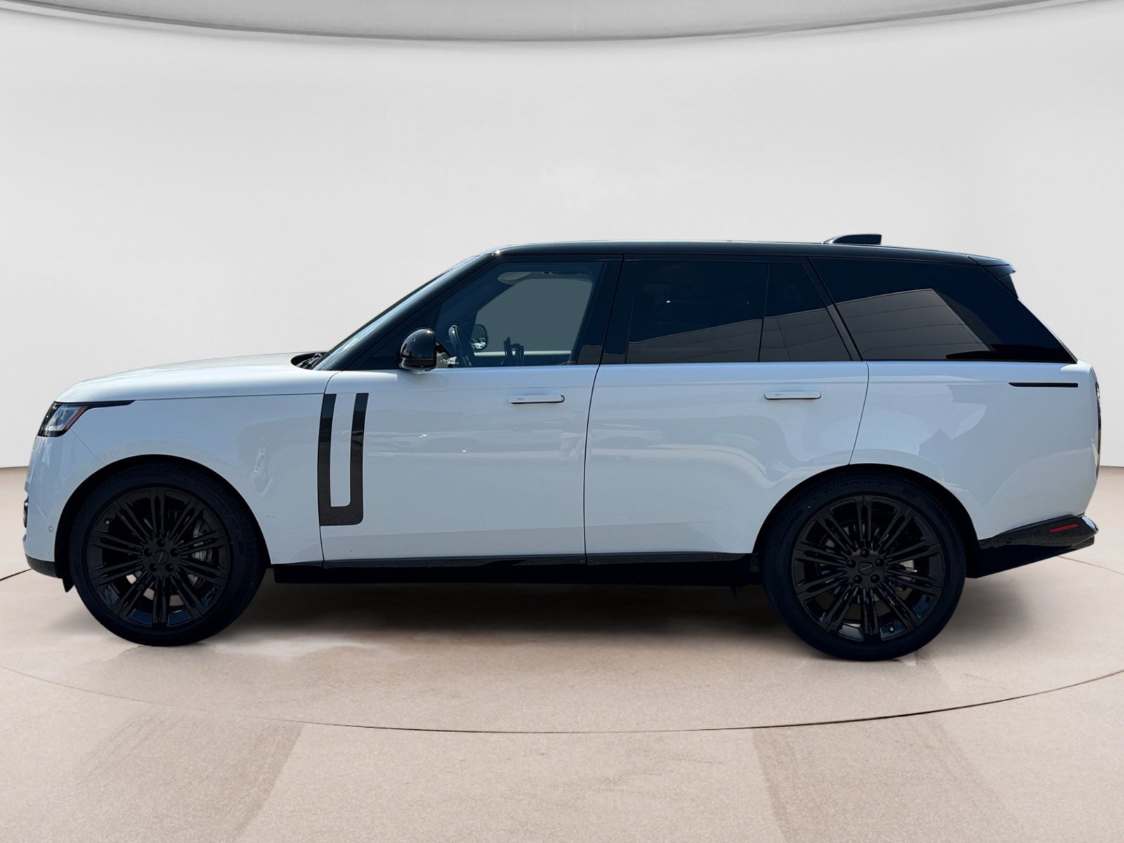 Used 2026 Land Rover Range Rover SE AWD/4WD image 2