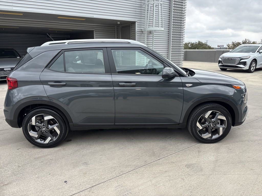 Used 2025 Hyundai Venue SEL image 4