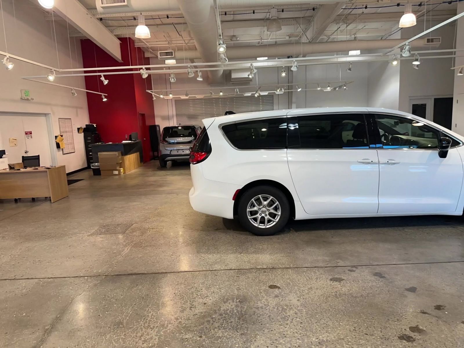 Used 2025 Chrysler Pacifica Select image 15