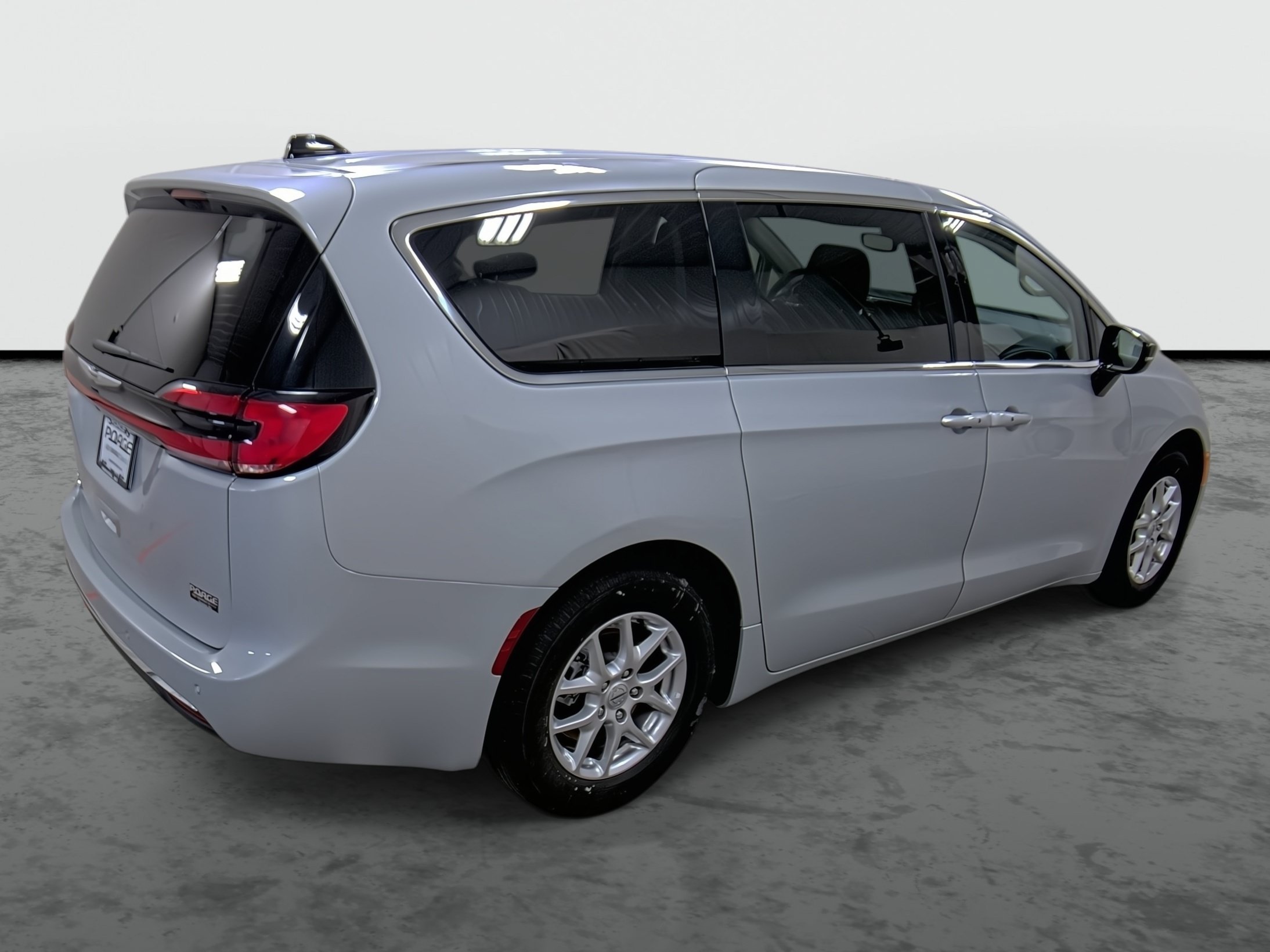 Used 2024 Chrysler Pacifica Touring-L FWD image 4