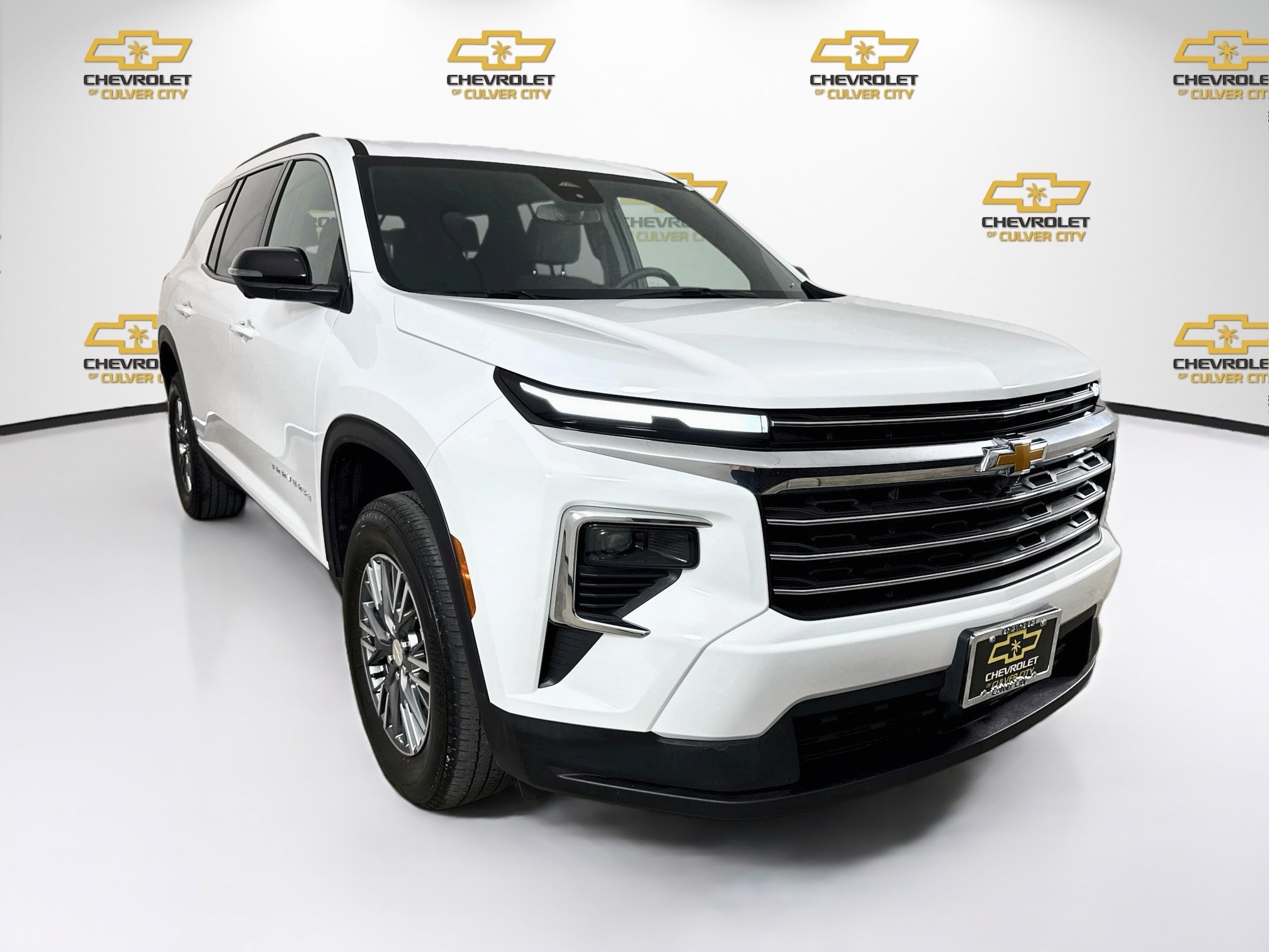 Used 2024 Chevrolet Traverse LT FWD image 1