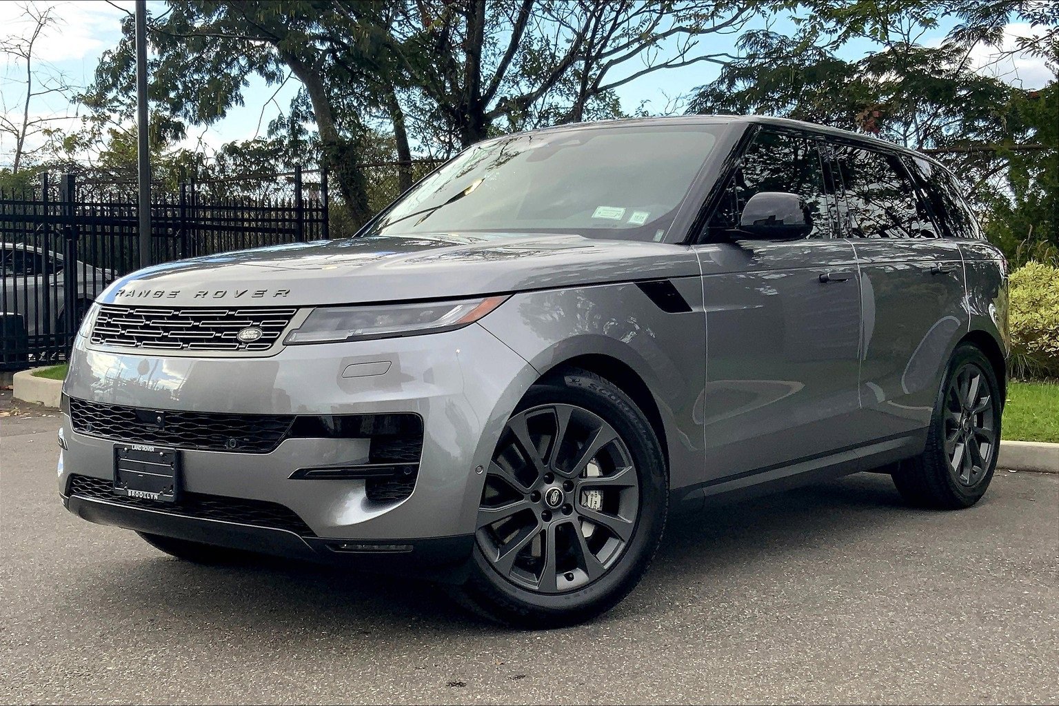Used 2025 Land Rover Range Rover Sport image 1
