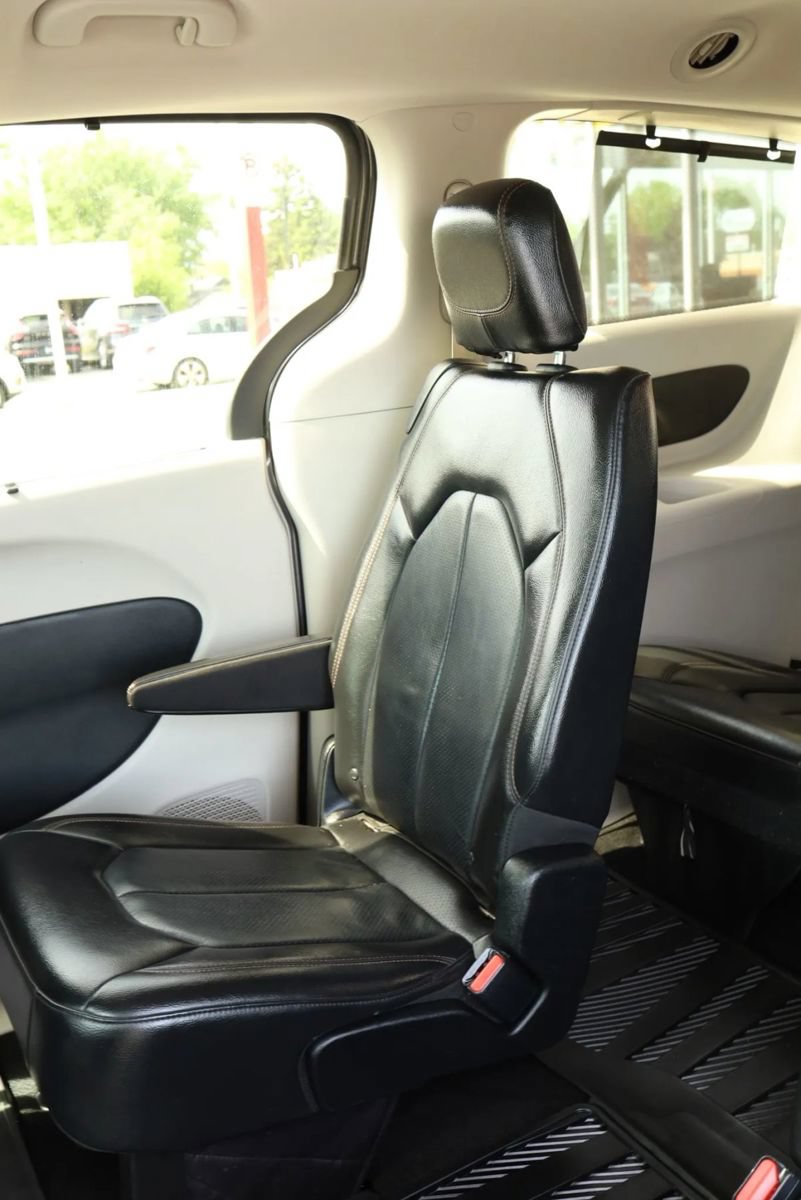 Used 2018 Chrysler Pacifica Touring-L FWD image 46