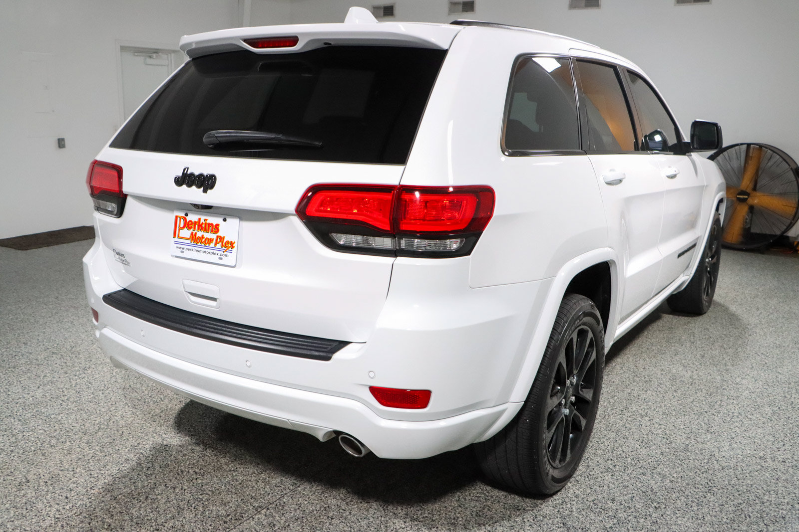 Used 2020 Jeep Grand Cherokee Altitude RWD image 7