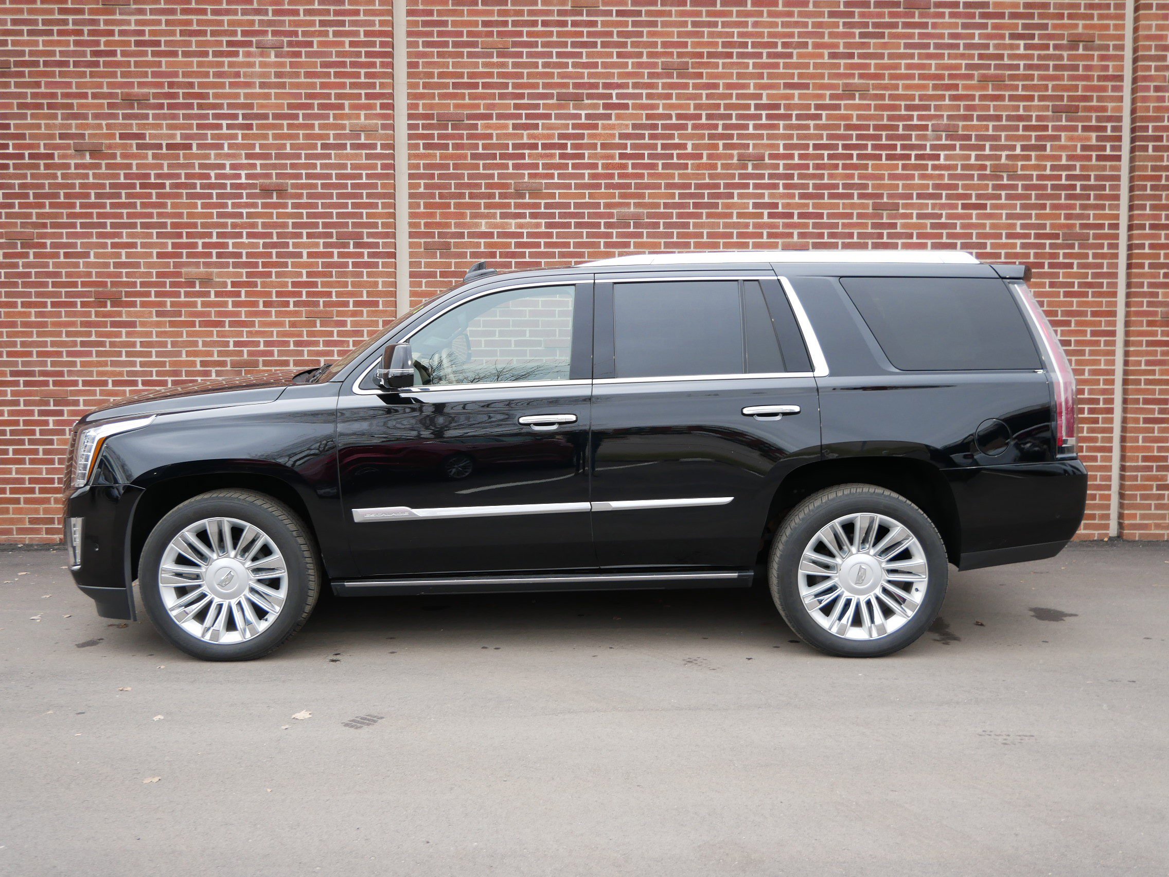 Used 2018 Cadillac Escalade Platinum AWD/4WD image 2