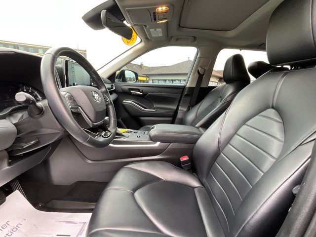 Used 2021 Toyota Highlander XLE AWD/4WD image 28