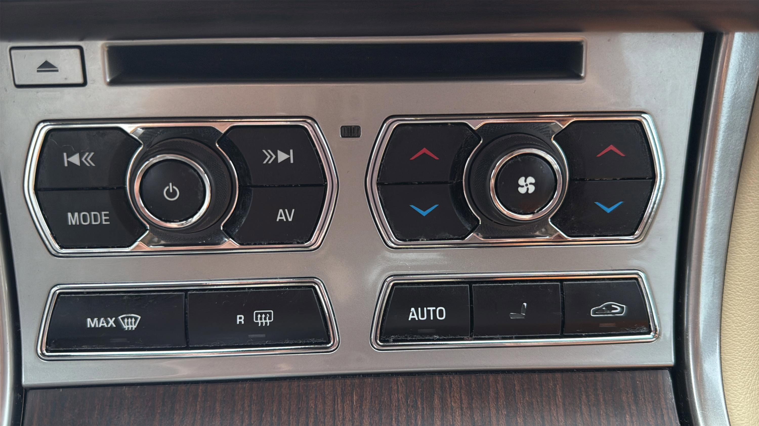 Used 2012 Jaguar XF image 28