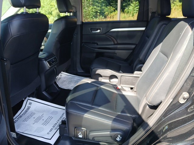 Used 2019 Toyota Highlander XLE AWD/4WD image 15