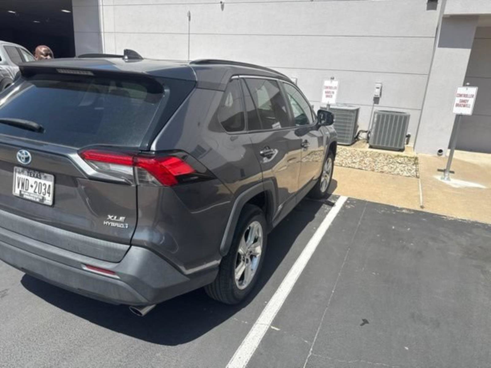 Used 2021 Toyota RAV4 XLE Premium AWD/4WD image 4
