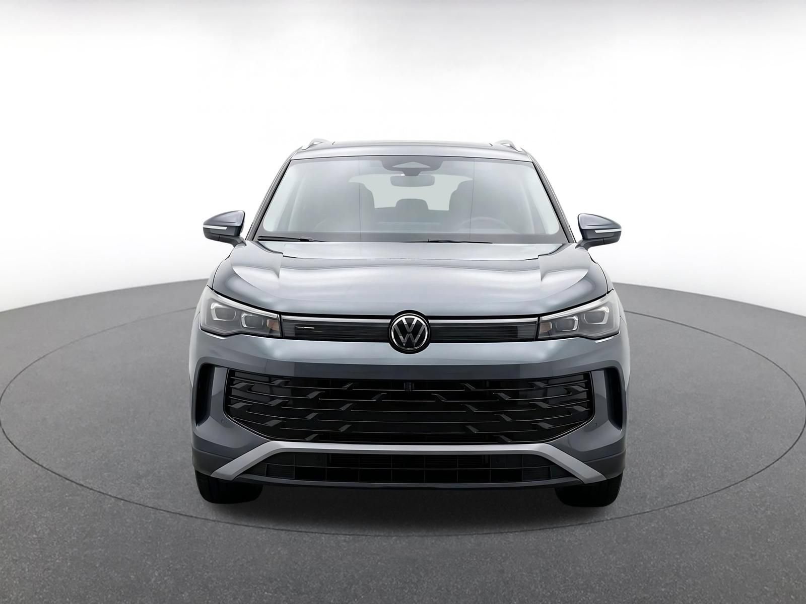 Used 2026 Volkswagen Tiguan SE AWD/4WD image 2
