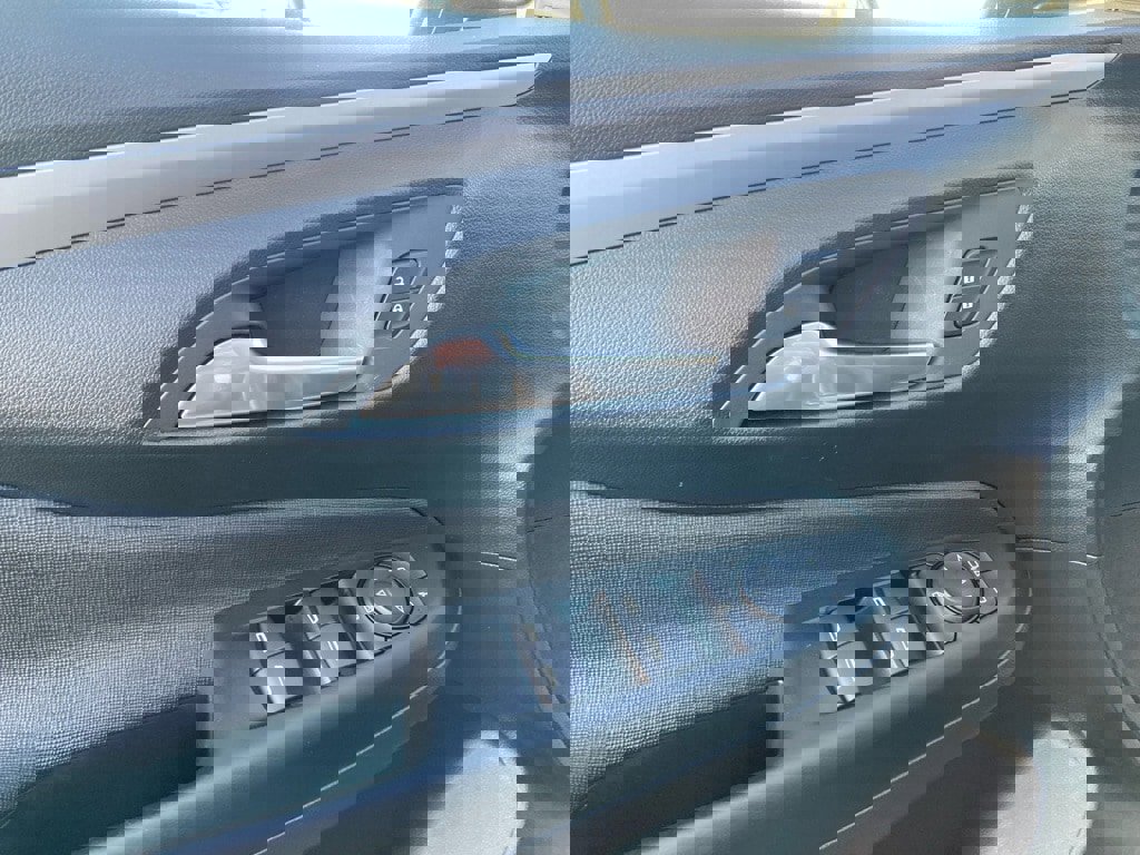 Used 2025 Buick Envista Preferred image 12