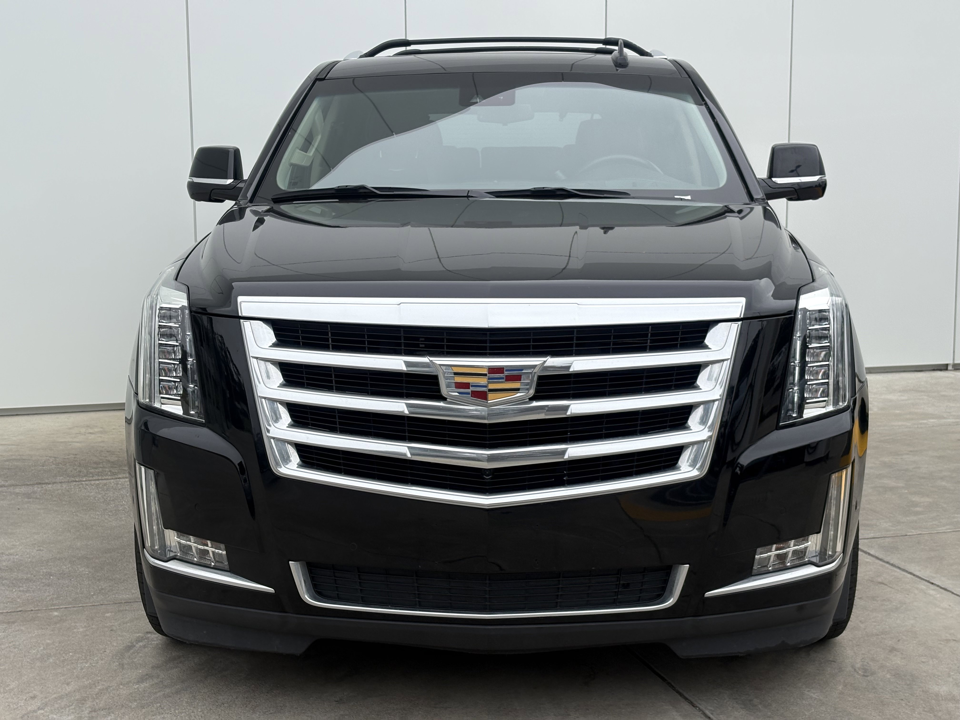 Used 2018 Cadillac Escalade Luxury image 3