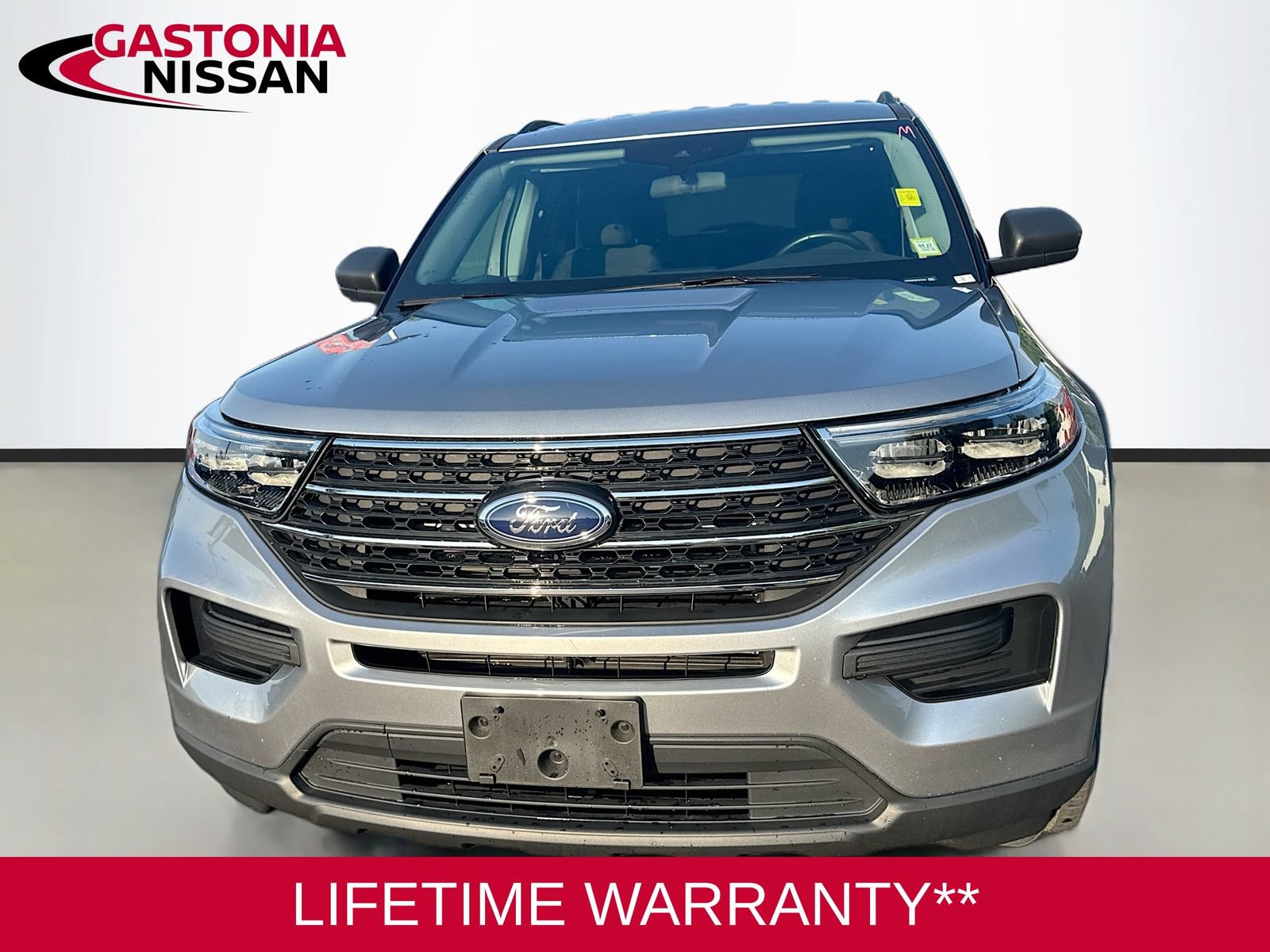 Used 2023 Ford Explorer XLT AWD/4WD image 2