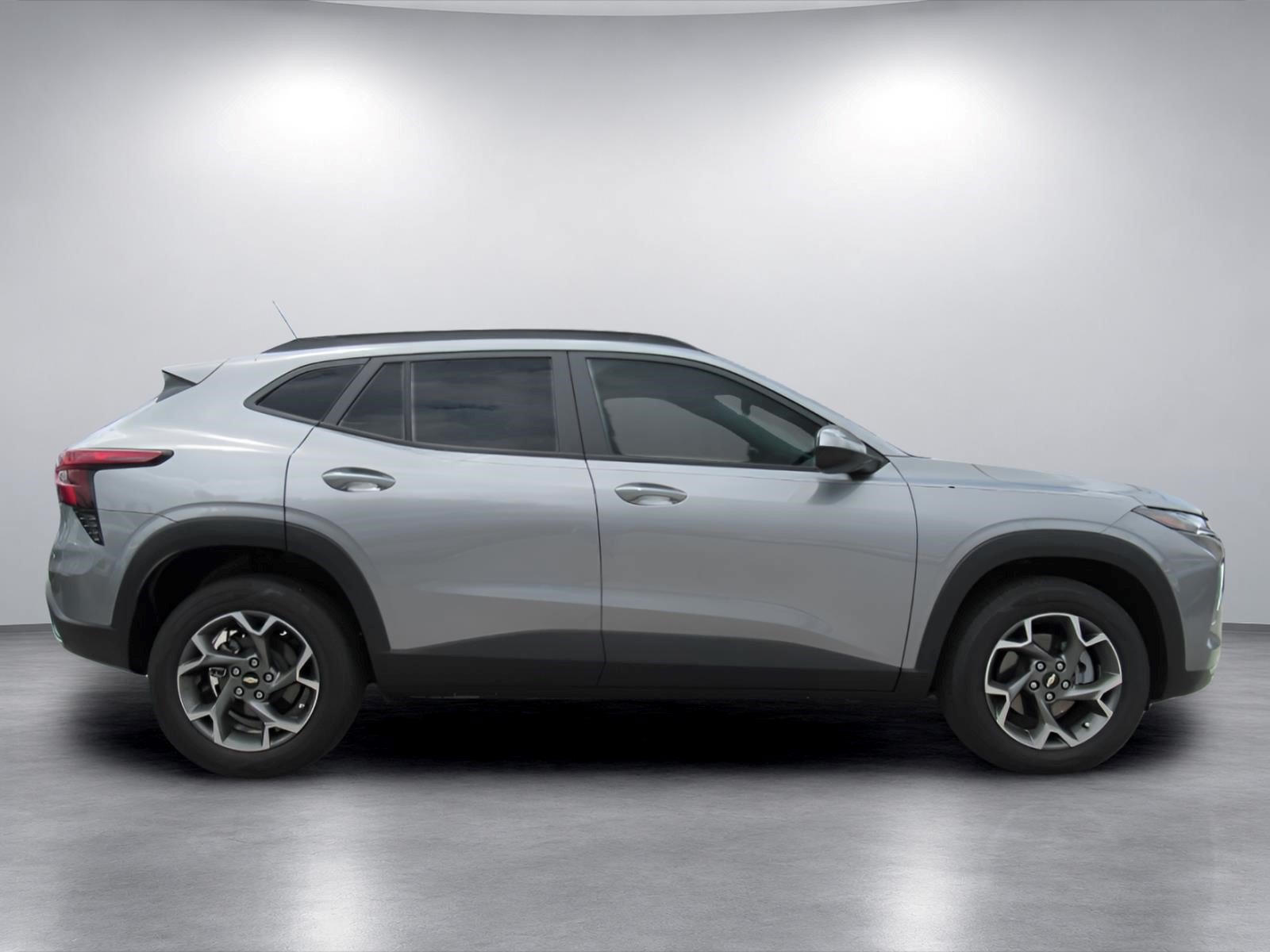 Used 2025 Chevrolet Trax LT w/ Sunroof Package FWD image 2