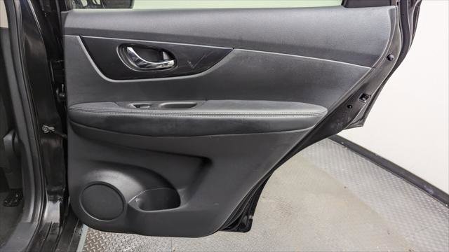 Used 2017 Nissan Rogue SV w/ SV Premium Package image 19