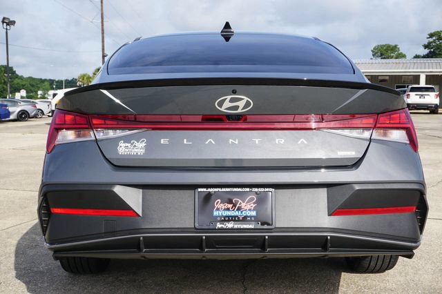 Used 2025 Hyundai Elantra SEL FWD image 7