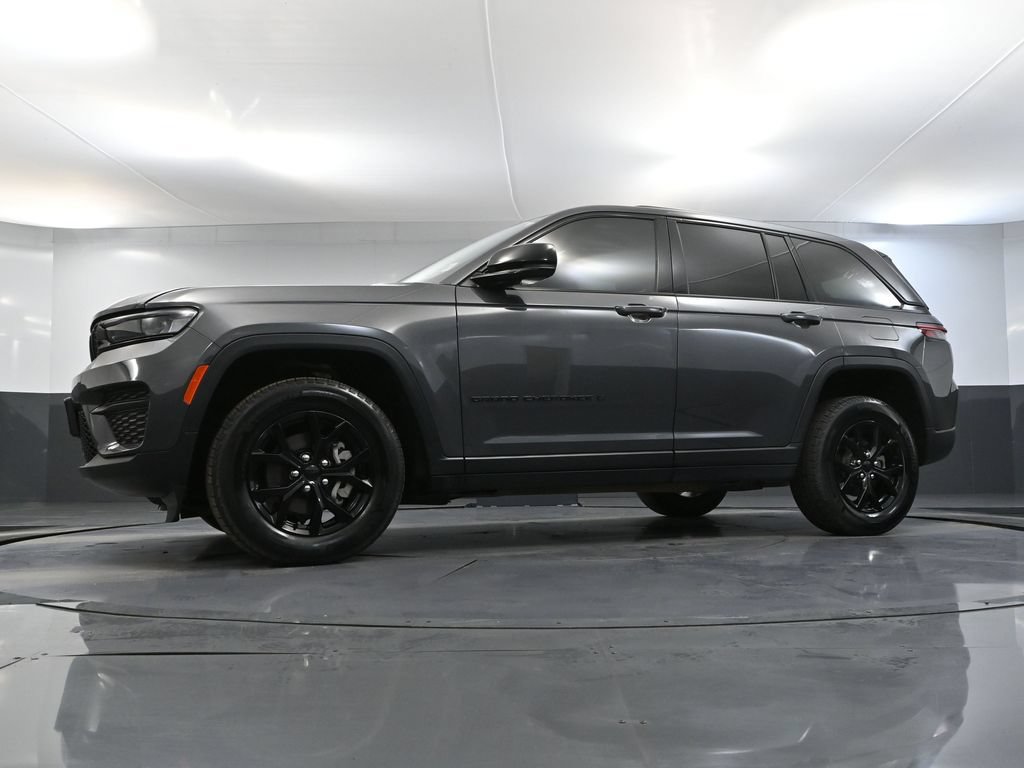Used 2024 Jeep Grand Cherokee Altitude AWD/4WD image 46